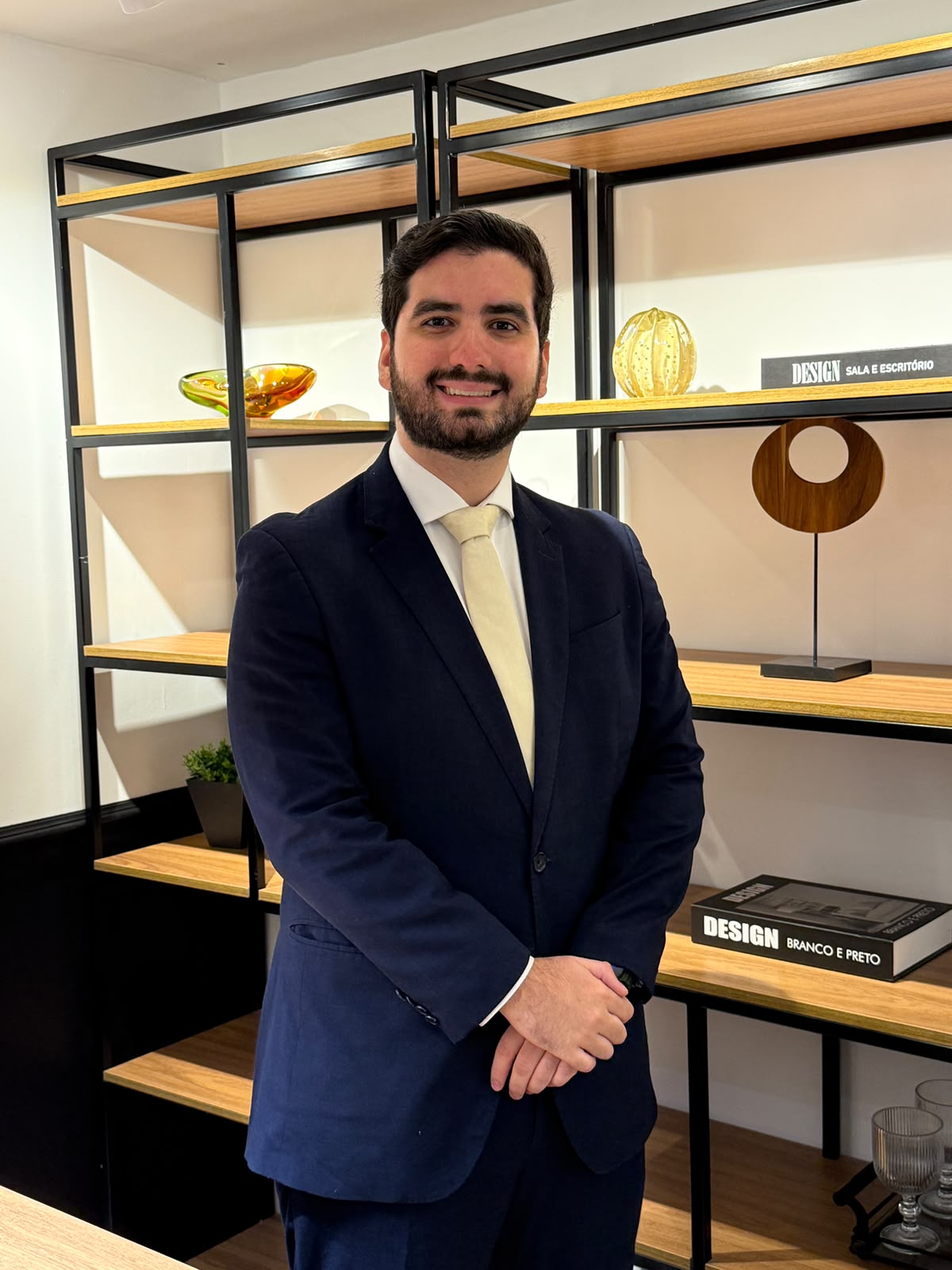 Retrato profissional do advogado empresarial Matheus Ramalho